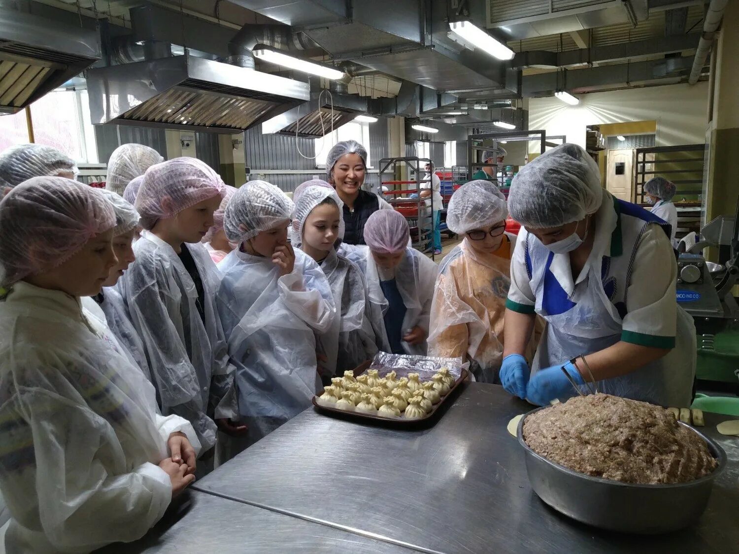 Выселки свежие вакансии. Пельмени производители. Производство пельменей. Лепщик пельменей цех. Пельменный цех СССР.