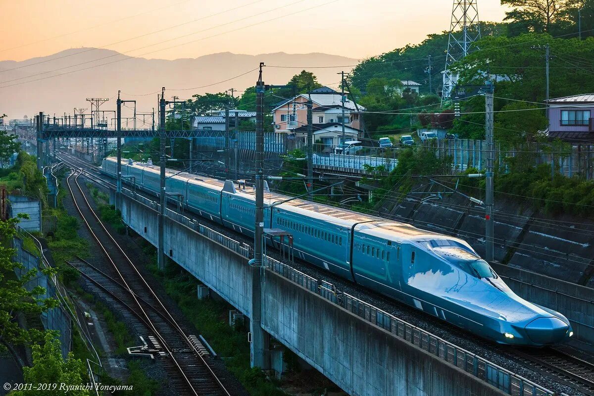 Железные дороги японии. Поезд Синкансэн в Японии. Японские железные дороги Синкансен. Высокоскоростные поезда Япония, Shinkansen. Синкансэн Alfa-x.