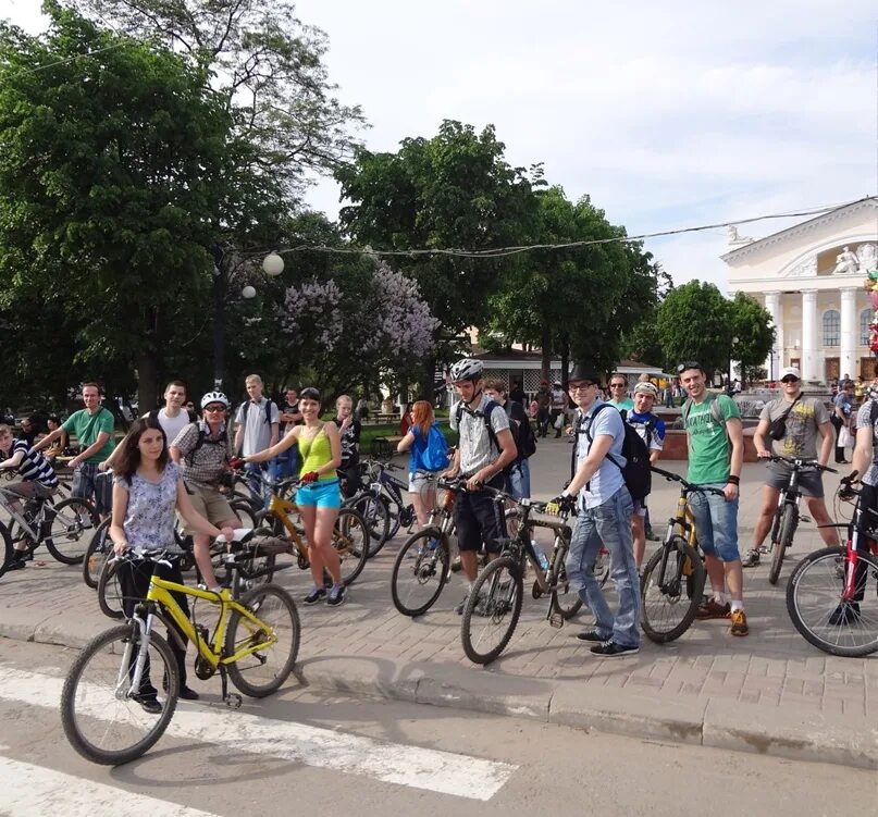 Прокат велосипедов ростов. Велопрокат Калуга. Велосипедист Калуга. Велотуристы Калуга. Велосипед напрокат Калуга.