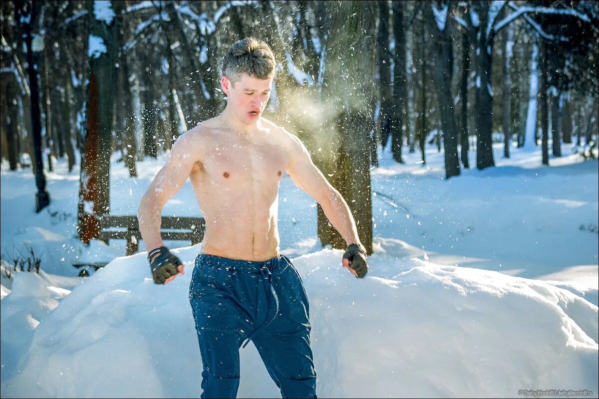 Закаленный временем. Парень зимой. Парень в снегу. Зимняя фотосессия с парнем. Фотосессия с парнем зимой.
