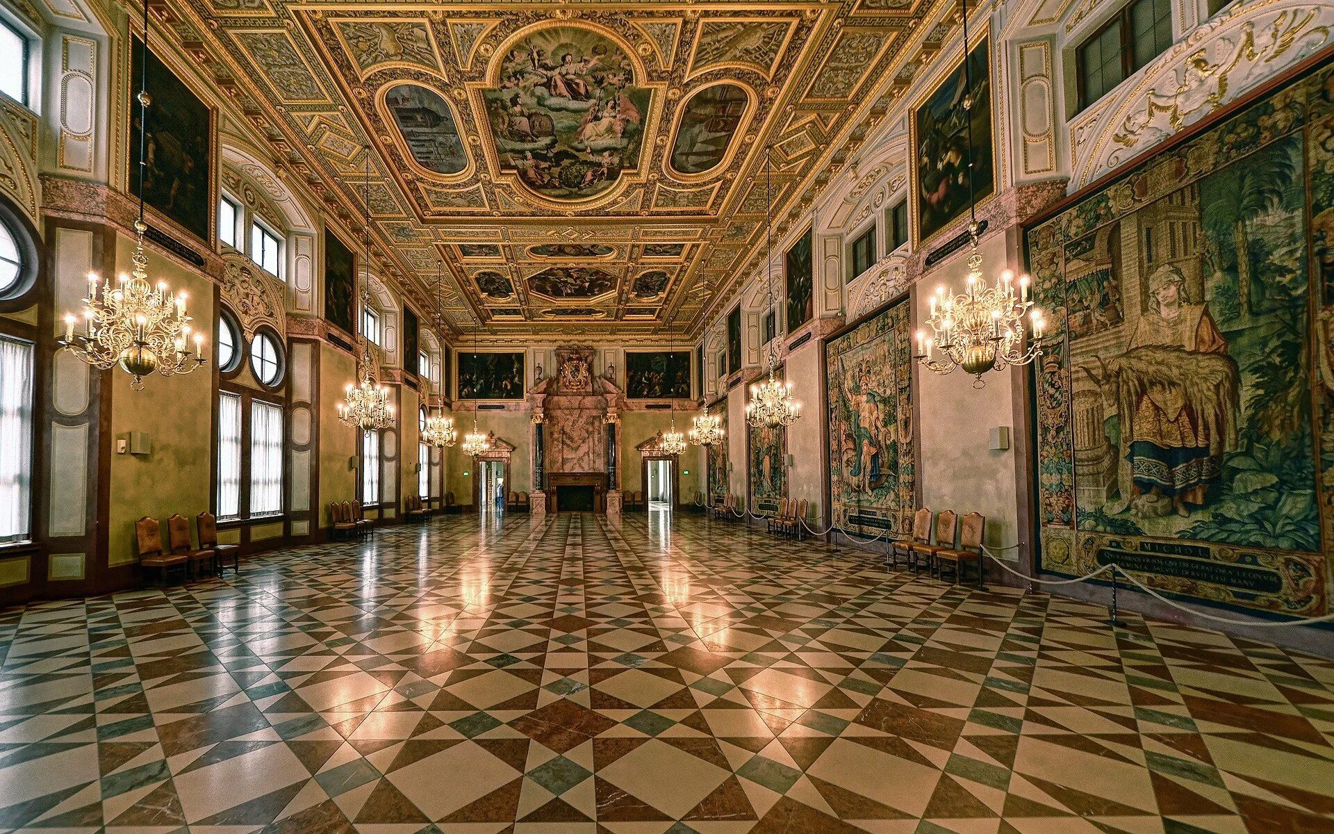 Клоун дворец. Мюнхен Королевский дворец. Королевский дворец изнутри бальный зал. Тронный зал Эрмитажа. Эрмитаж бальный зал.