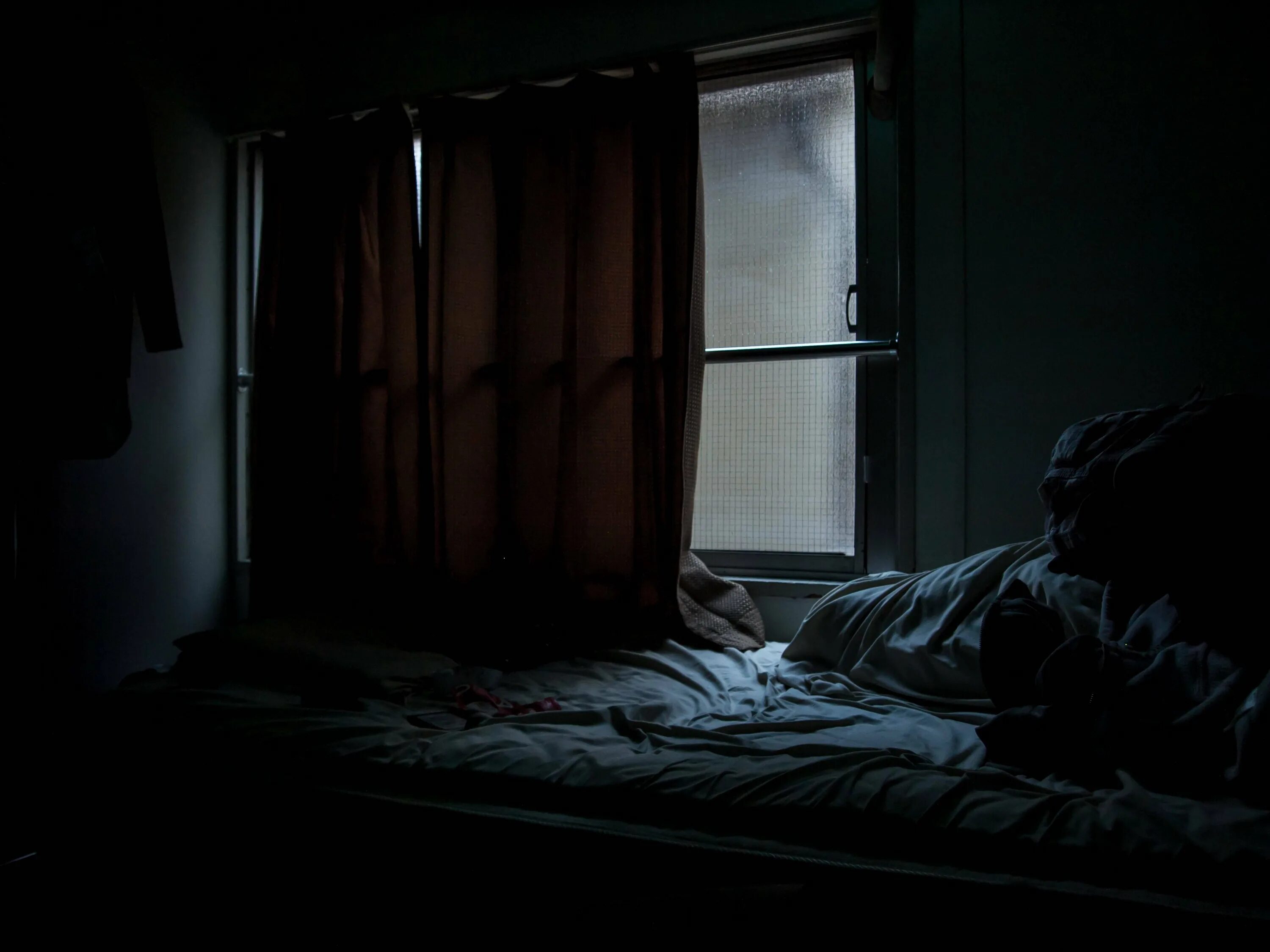 Комната в темноте. Полумрак в комнате. Полумрак в комнате. Кровать в темноте. Темная комната.