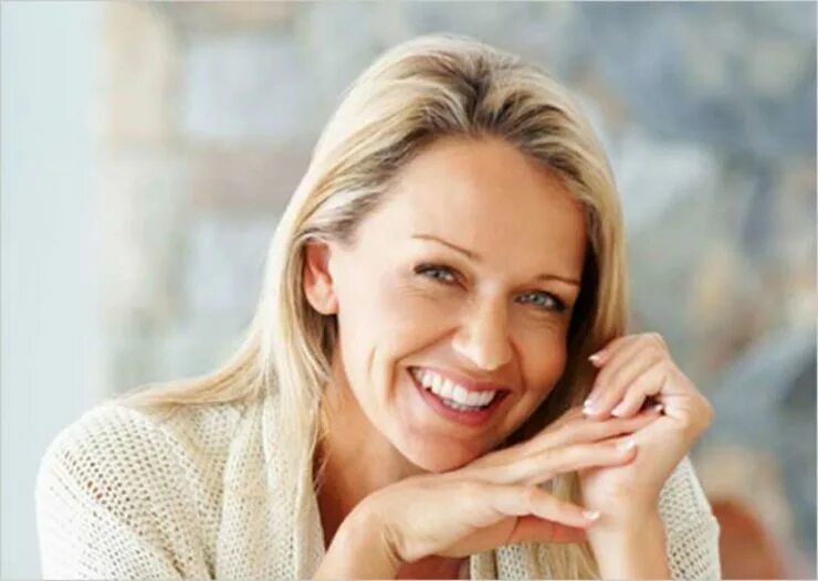 Средний 30. Женщина средних лет улыбается. Счастливая женщина средних лет. Ухоженная женщина 40 лет. Счастливая женщина 40 лет.