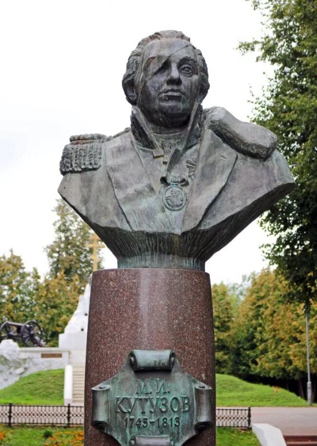 Памятник м. Памятник савве беляеву в малоярославце. Малоярославец парк 1812. Памятник м. Кутузову в малоярославце.