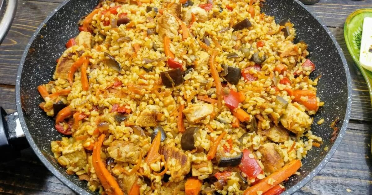 Булгур с мясом и овощами. Булгур с мясом. булгур с мясом на сковороде. булгур с мясом и овощами на сковороде.