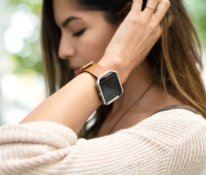 Смарт часы женские Эппл вотч. Fitbit Blaze. Смарт часы Аппле вотч на руке. АПЛ вотч на женской руке.