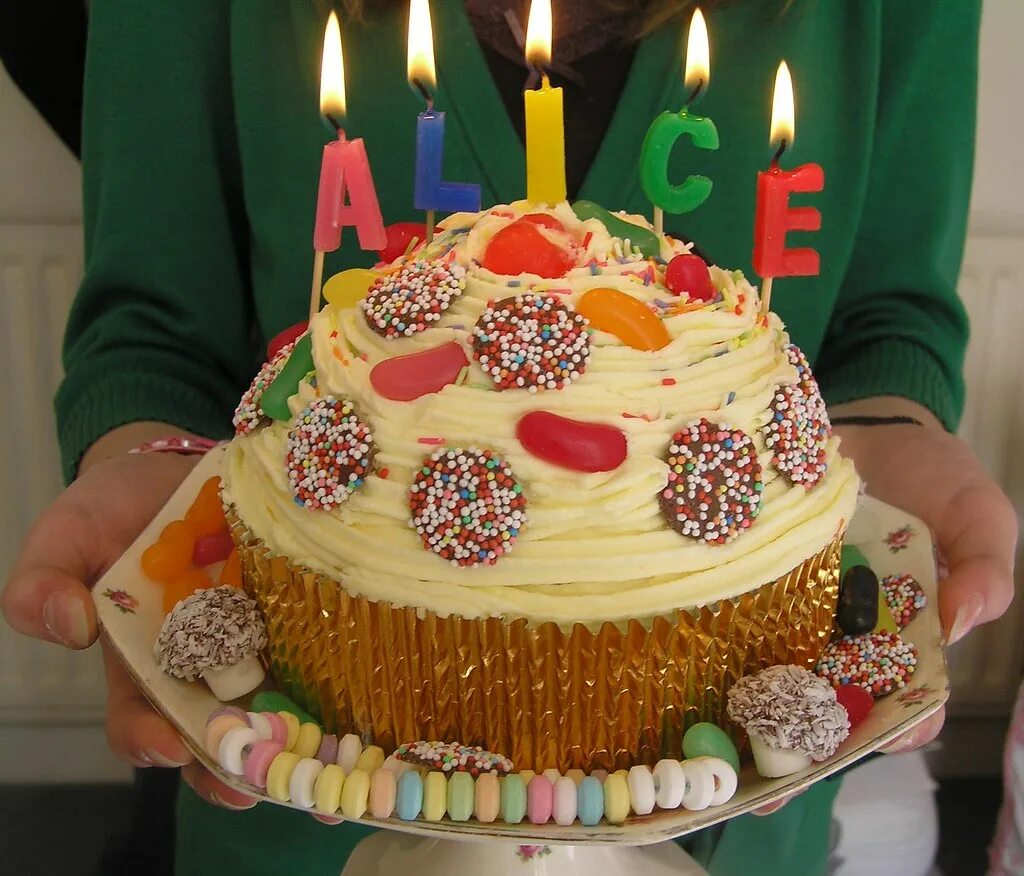 Открытка с днем рождения алисе год. День рождения Алисы. Алиска с днем рождения. С днем рождения Алиса с днем рождения. Торт с днем рождения Алиса.