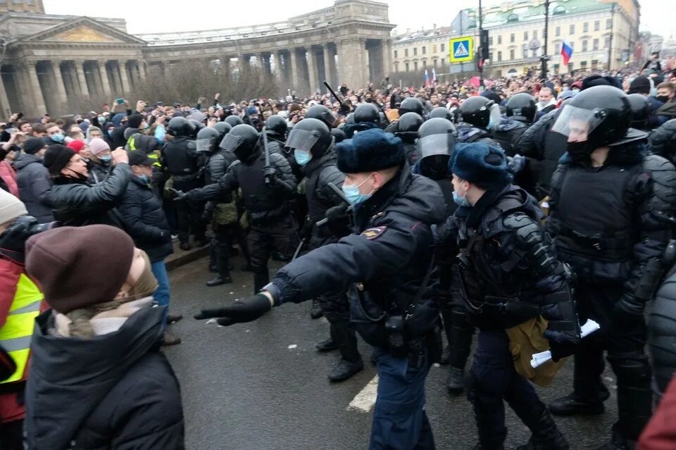 Нападение на спб. Протесты 23 января 2021 в Санкт Петербурге. Митинги 2021 Петербург. Протесты 31 января 2021 в Санкт Петербурге. Митинги за Навального Санкт Петербург.