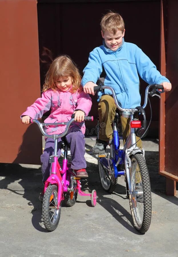 Сестры на велосипедах. Брат и сестра на велосипеде. Велосипед Bratan. Братья на велосипеде.