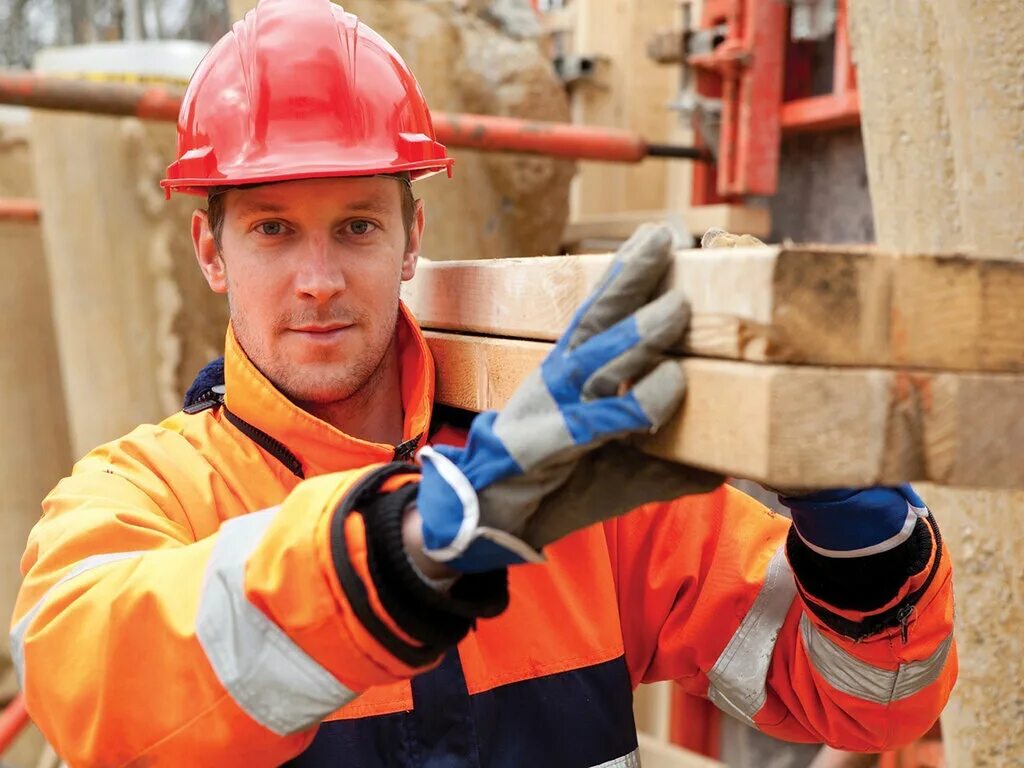 рабочий строитель. работники на стройке. грузчик. плотный рабочий. грузчик стройматериалы.