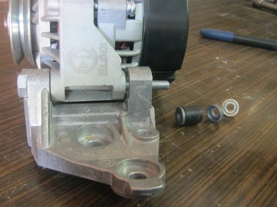 Болт генератора нива 2121. Крепление генератора 2107 инжектор. Крепление генератора 2107 инжектор. Кронштейн генератора 2107 инжектор. Болт генератора нива 21214.