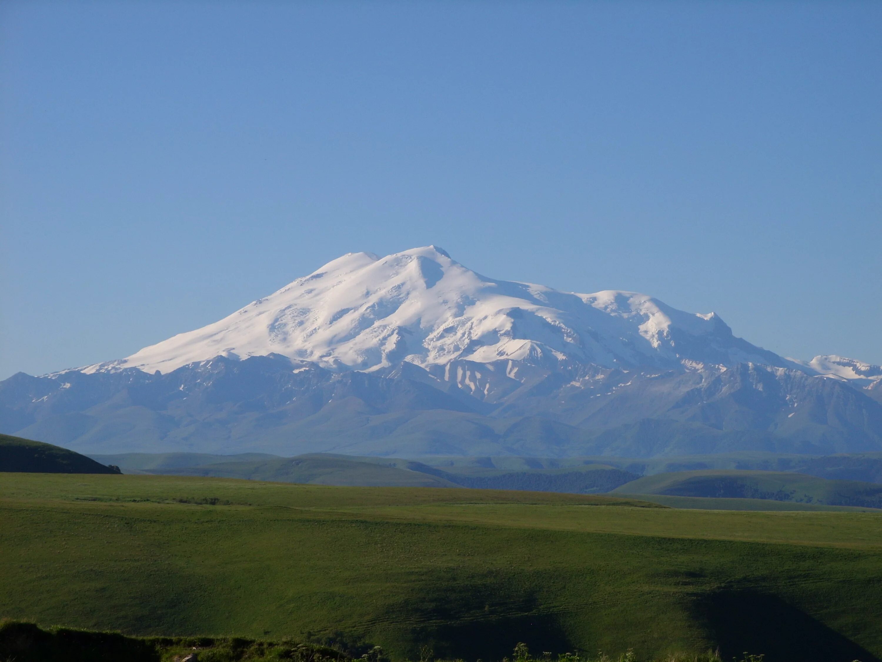 Эльбрус действует или нет. Вулкан Эльбрус. Северный Кавказ Эльбрус. Гора Эльбрус. Эльбрус с Гумбаши.