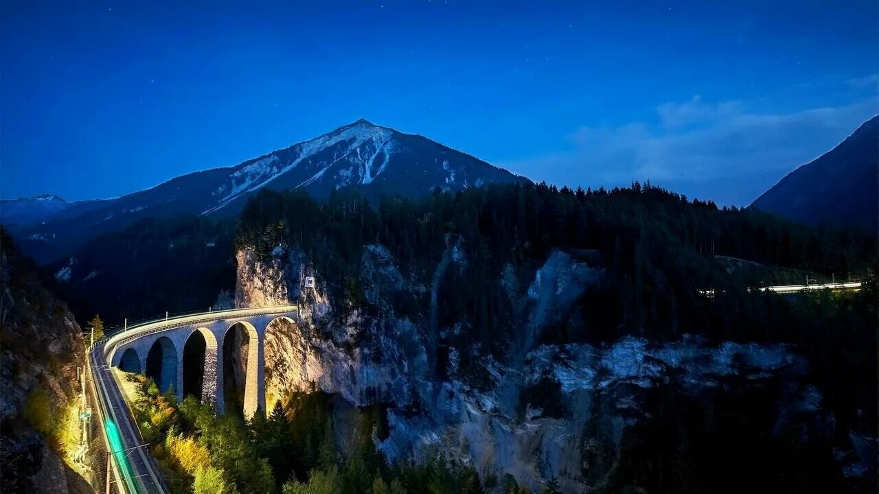 Подвесной мост в швейцарии в горах. Альпы мост. Альпы мост. Швейцария горы альпы. Виадук ландвассер швейцария.
