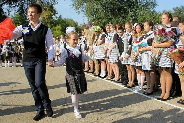 Школьная линейка. Школьники на линейке. День знаний линейка в школе. День знаний фото. Последний звонок сценарий линейки