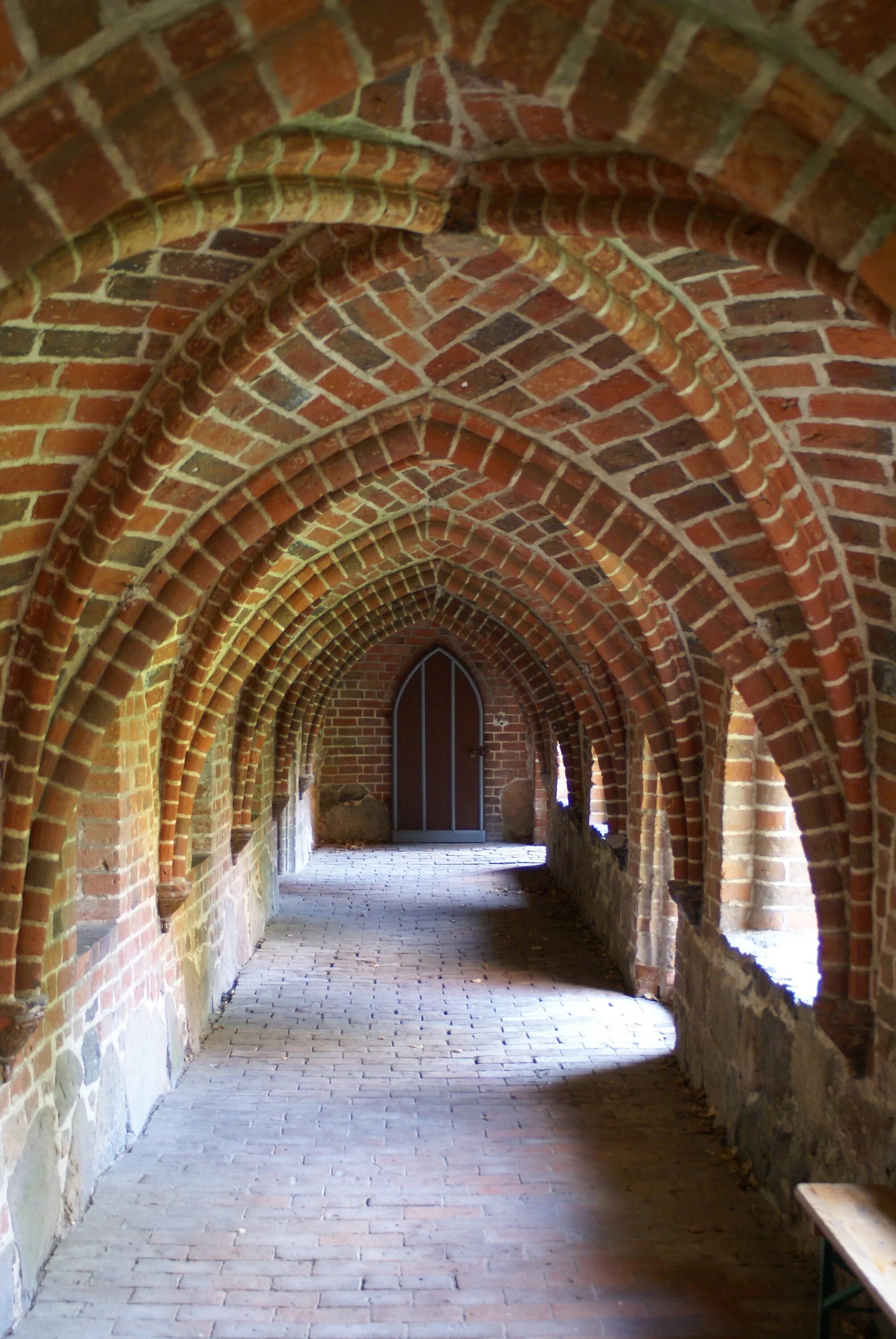 Которая представляет собой свод. Romanesque Architecture Vault. Романский стиль сводчатые арки. Своды Монье. Монастырский свод в архитектуре.