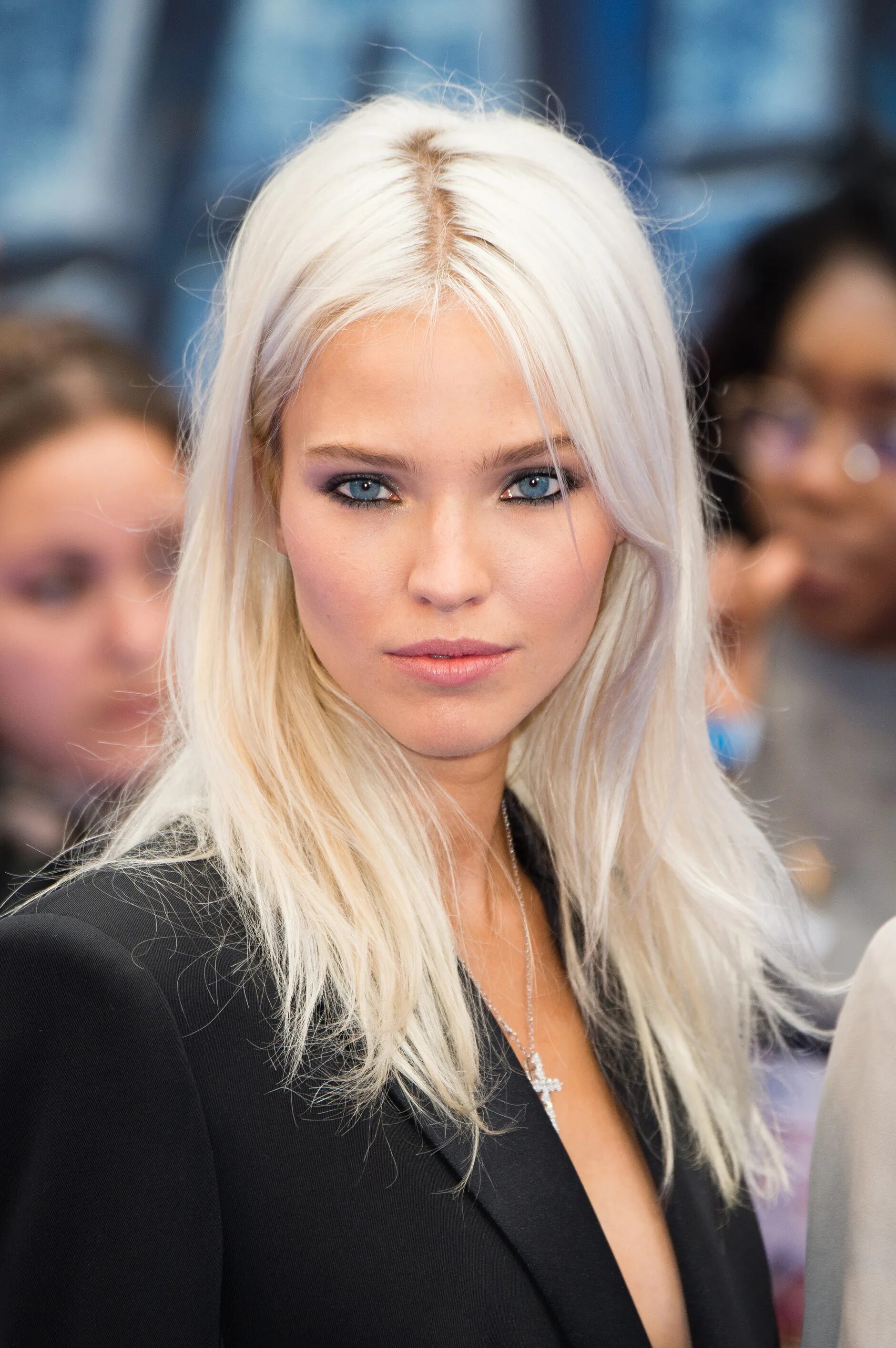 Blonde для холодных оттенков. руссо платиновый цвет волос. серебристый бальзам для холодных оттенков блонд estel prima blonde, 200 мл. маска эстель пурима блонд. смоки блонд пепельный.