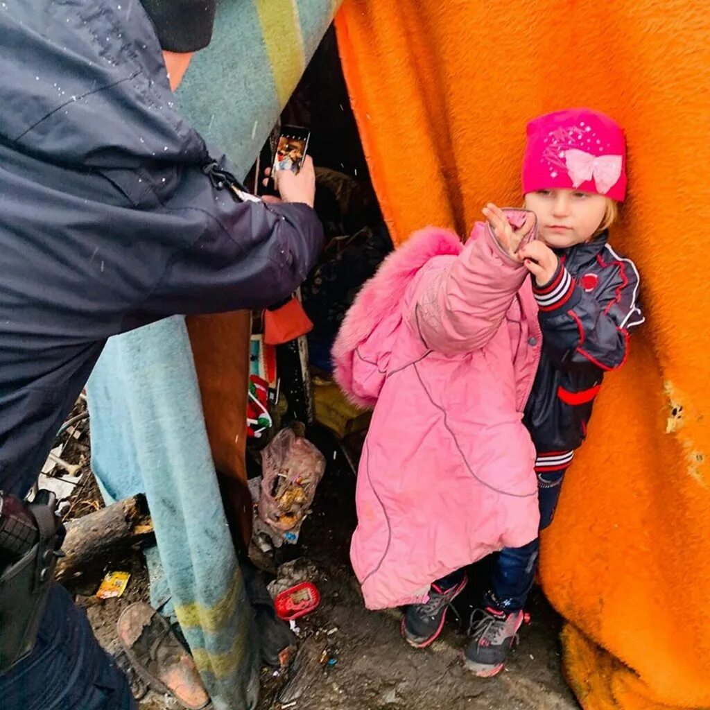 Дочь бомжа. Бездомные дети на свалке.