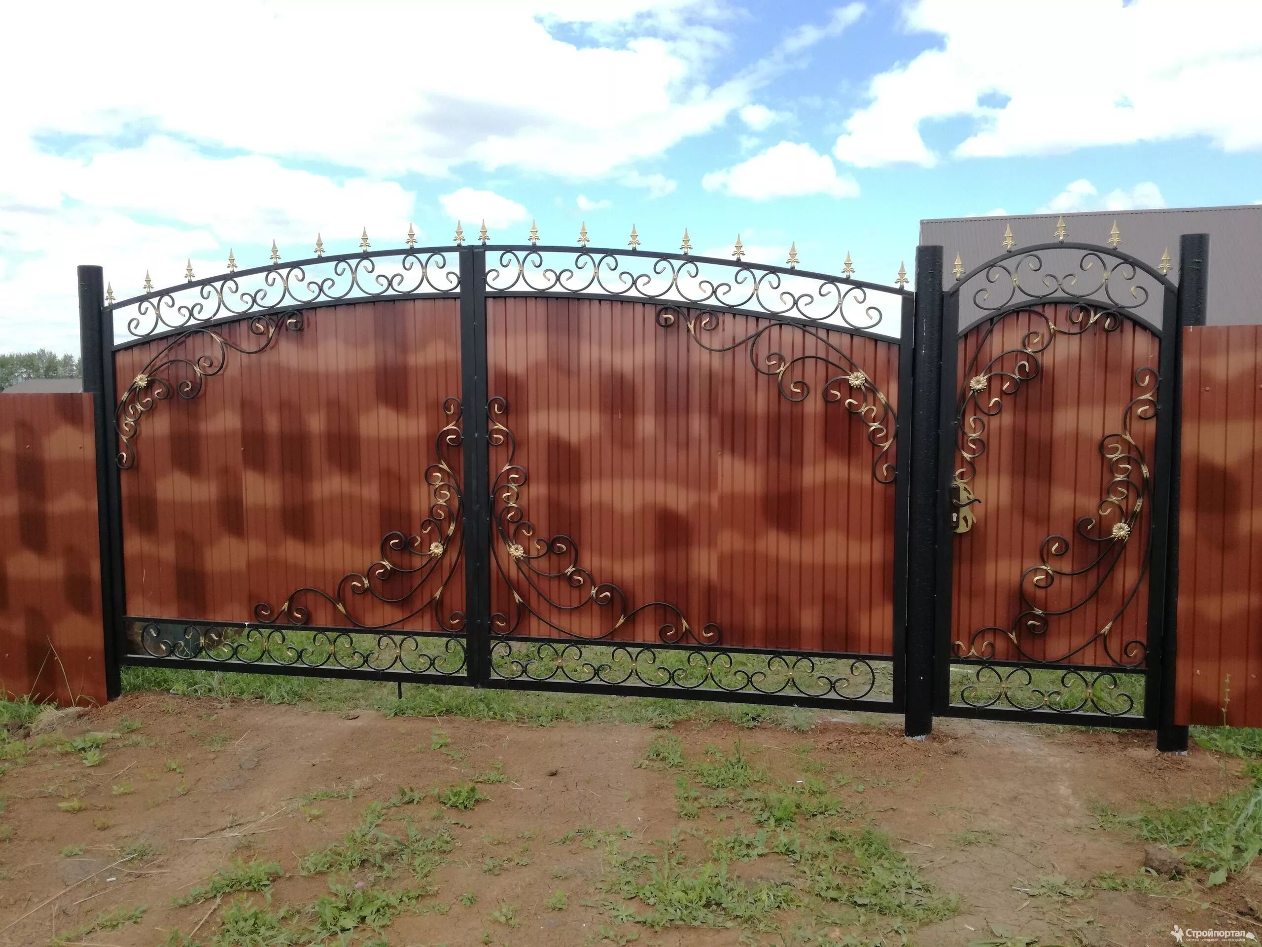 забор из профнастила с воротами. кованые ворота апастово. распашные ворота с калиткой дорхан. распашные ворота уфа. ворота въездные распашные металлические.