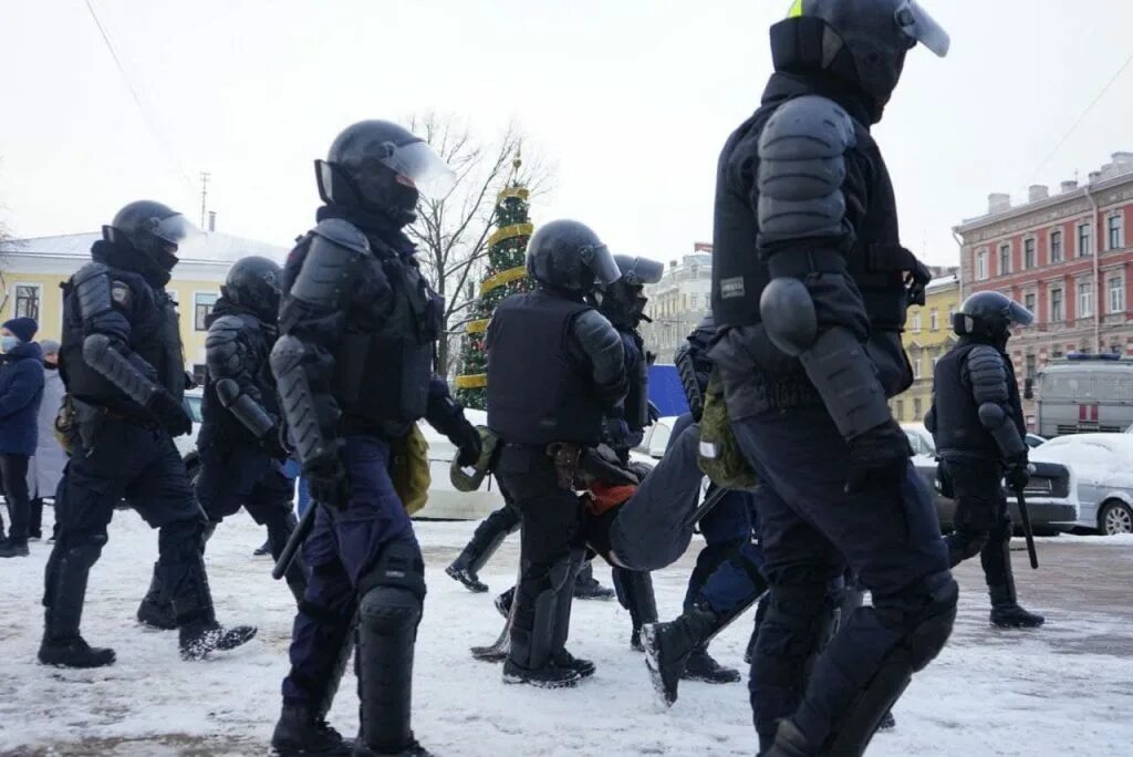Аресты сотрудников полиции в спб последние новости. Росгвардия на митинге. росгвардия спб 2025 митинг. росгвардия задержание митинг. омон спб.