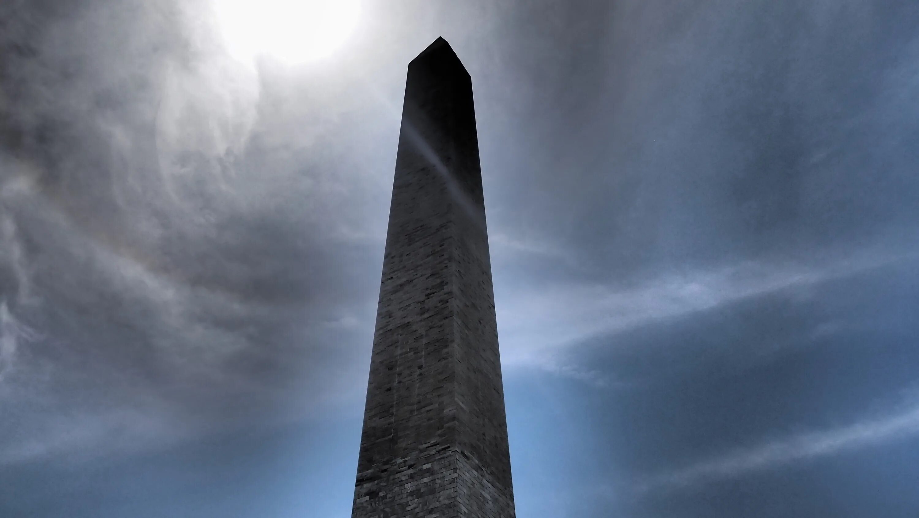 Загадочный обелиск. Черный Обелиск монумент. Монолит Обелиск. Вашингтонский Обелиск 6666дюймов. Гелиопольский Обелиск.