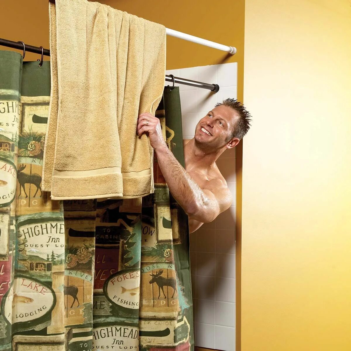 Мужик с полотенцем. Мужчина в ванной в полотенце. Душевая полотенца. Грязное полотенце.