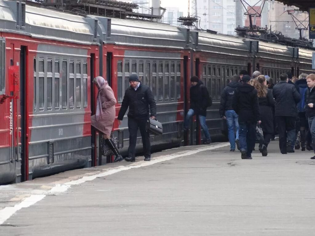 Электрички орехово зуево павловский посад изменениями. Станция Новогиреево электричка. Электричка Вохна Орехово Зуево. Платформа Новогиреево электрички. Электричка Электроугли Вохна.