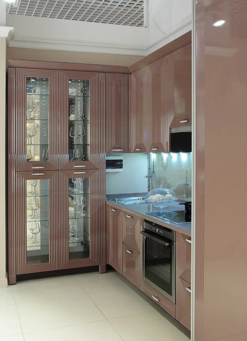 кухня со стеклянным пеналом. кухни с фасадами вельвет. дизайнерский кухонный гарнитур. кухня со стеклянным пеналом. кухня со стеклянным пеналом.