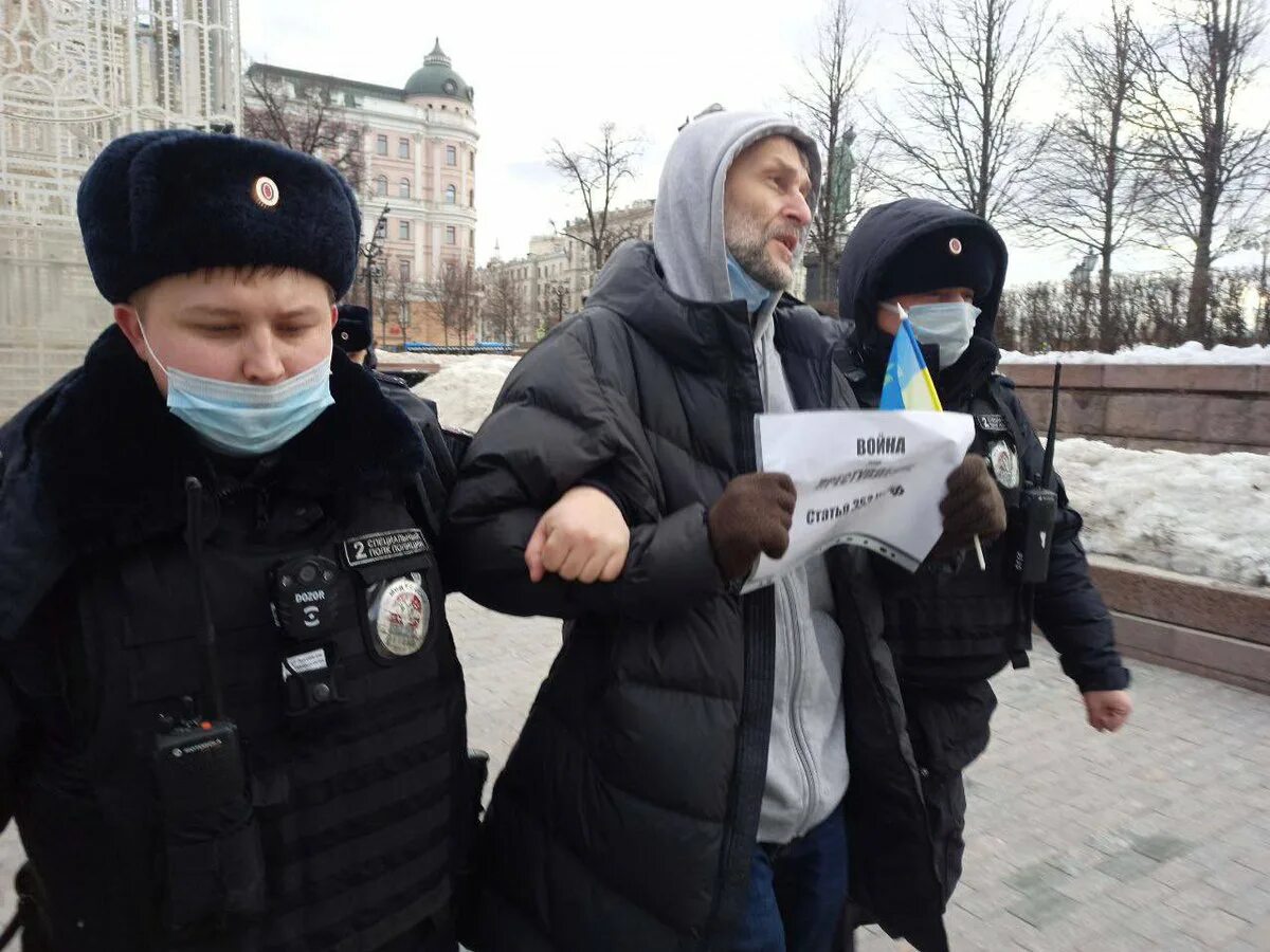 Митинг на Пушкинской. Нет войне митинг в Москве. Маленький митинг. Митинги 29 февраля