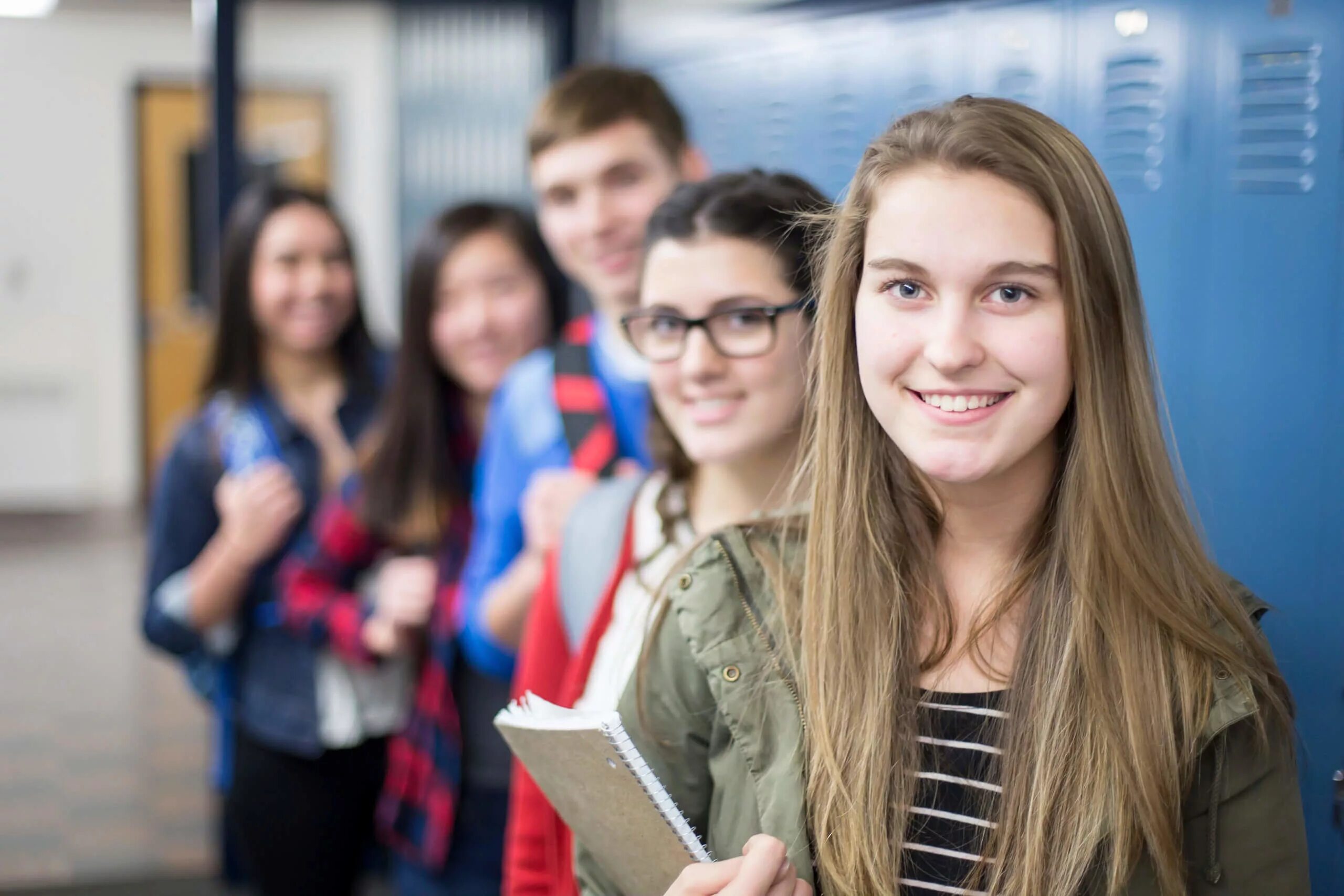 Студенты Сток. Колледж в США. Подростки абитуриенты. Школа student. She a new student