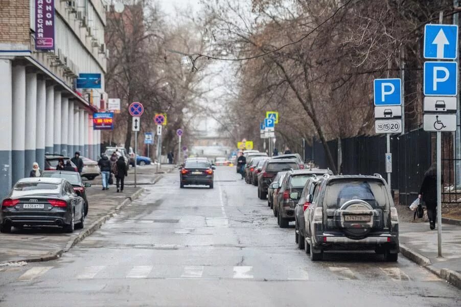 Дорога с односторонним движением. Улица с односторонним движением. Остановка на дороге. Одностороннее движение.