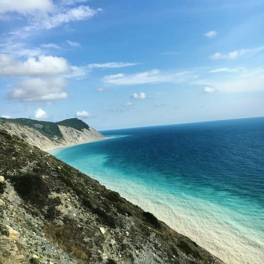 Побережье черного моря пляж. Скалистый берег анапа. черное море анапа высокий берег. юга анапа чёрное море. анапа скалистый пляж.