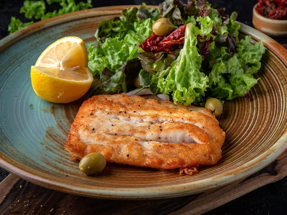 Стейк из судака. Стейк судака. Стейк судака. Судак рыба стейк. Филе дорадо с рататуем.