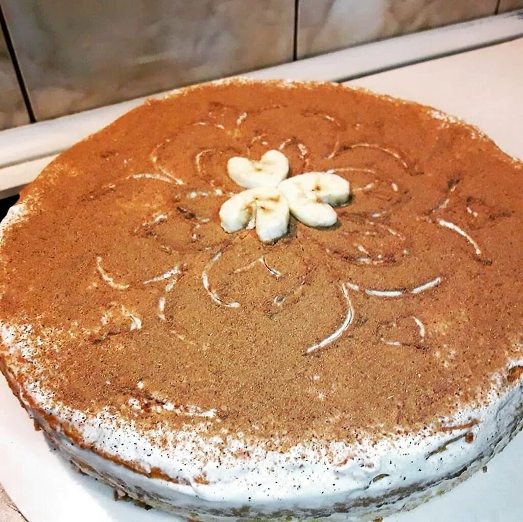 Сметанник с бисквитом торт. Торт из бисквитных коржей со сметанным кремом. Сметанный бисквит для торта. Сметанный бисквит. Бисквитный торт сметанковый.