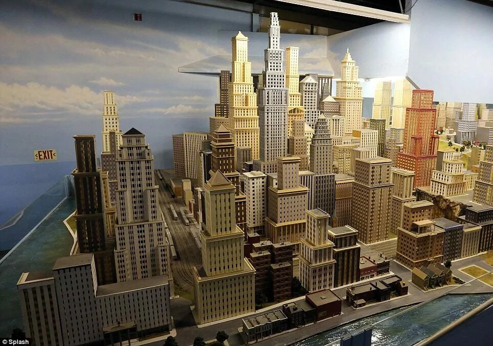 Небоскреб из картона. Модель города. Макет города Нью Йорка. Макет небоскреба.