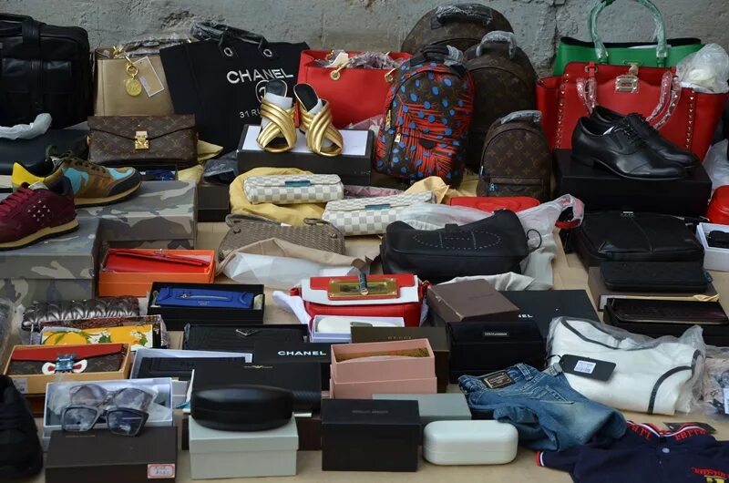 где продать брендовые вещи в интернете. фирменные вещи. копии известных брендов. где продать брендовые вещи в интернете. перепродажа брендовой одежды.