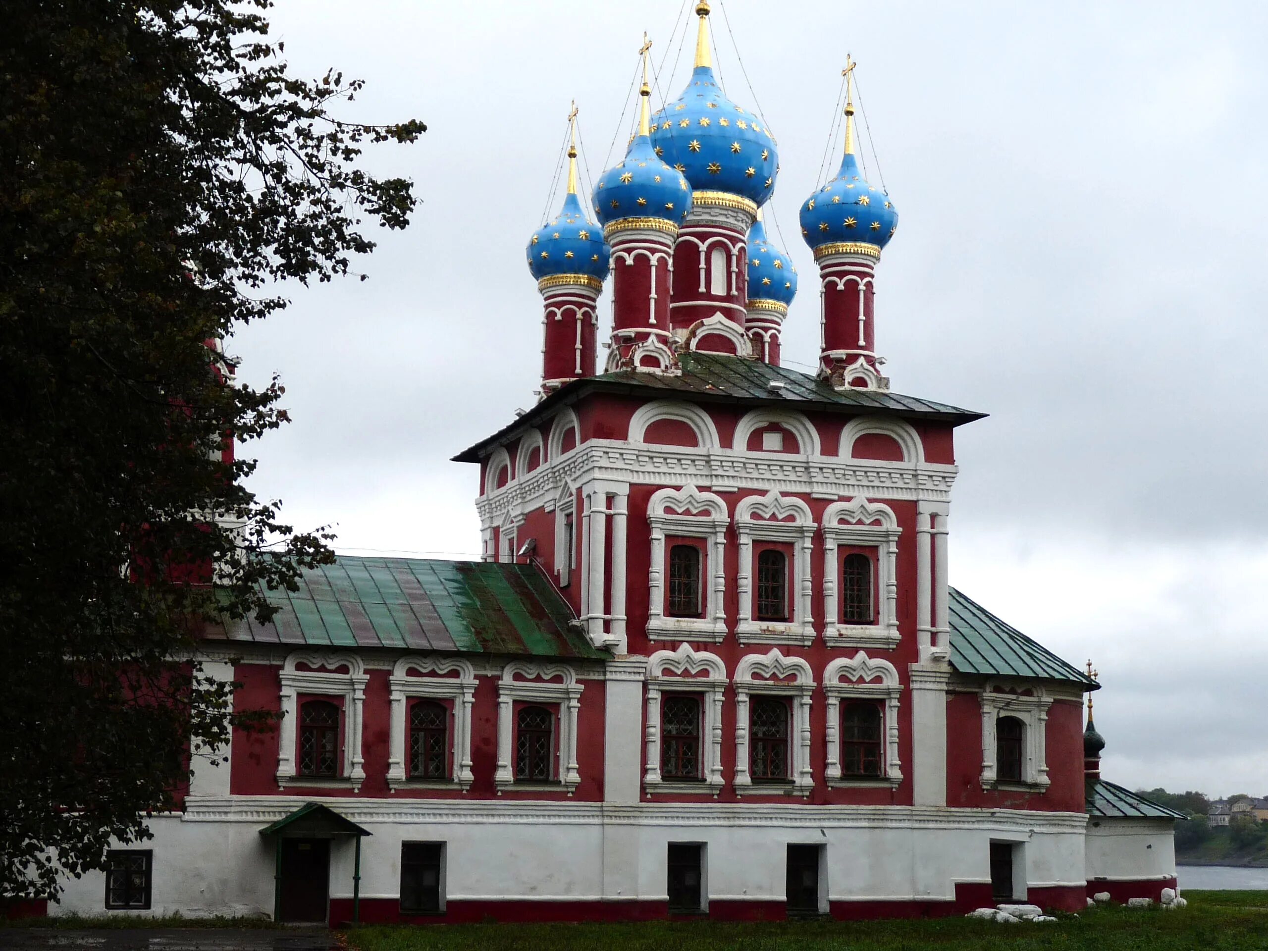 Углич церковь царевича димитрия. Углич храм царевича димитрия на крови. церковь дмитрия на крови углич. церковь димитрия на крови углич внутри. церковь димитрия на крови переславль залесский.