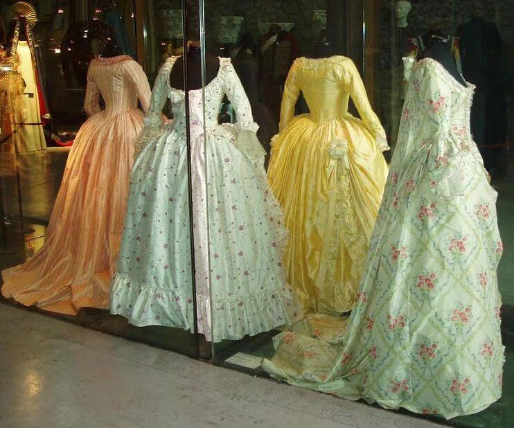 Версаль одежда. Наряды Марии Антуанетты музей. Платья Марии Антуанетты.