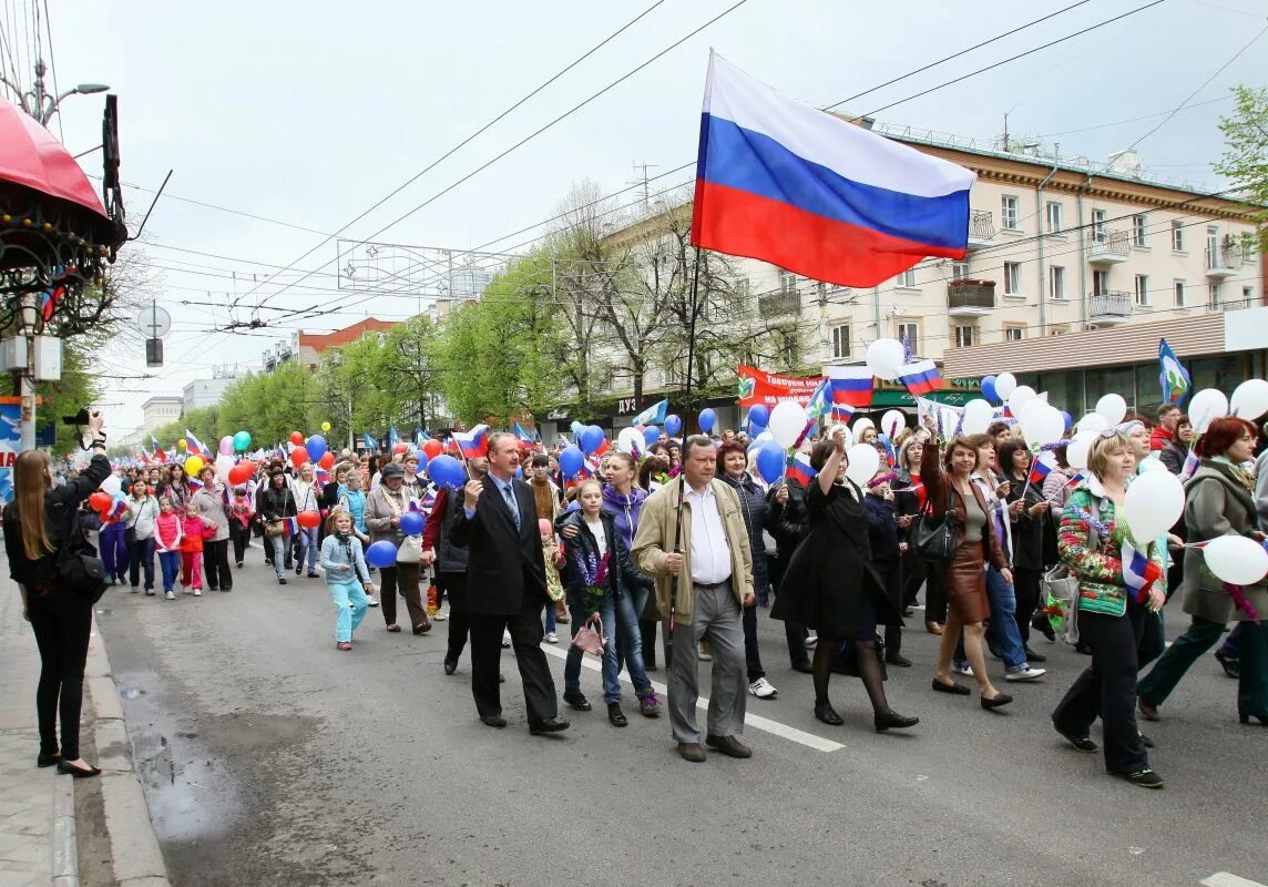 Вечером 1 мая. Праздник в городе. Празднование 1 мая. Парад 1 мая Россия. 1 Мая праздник.