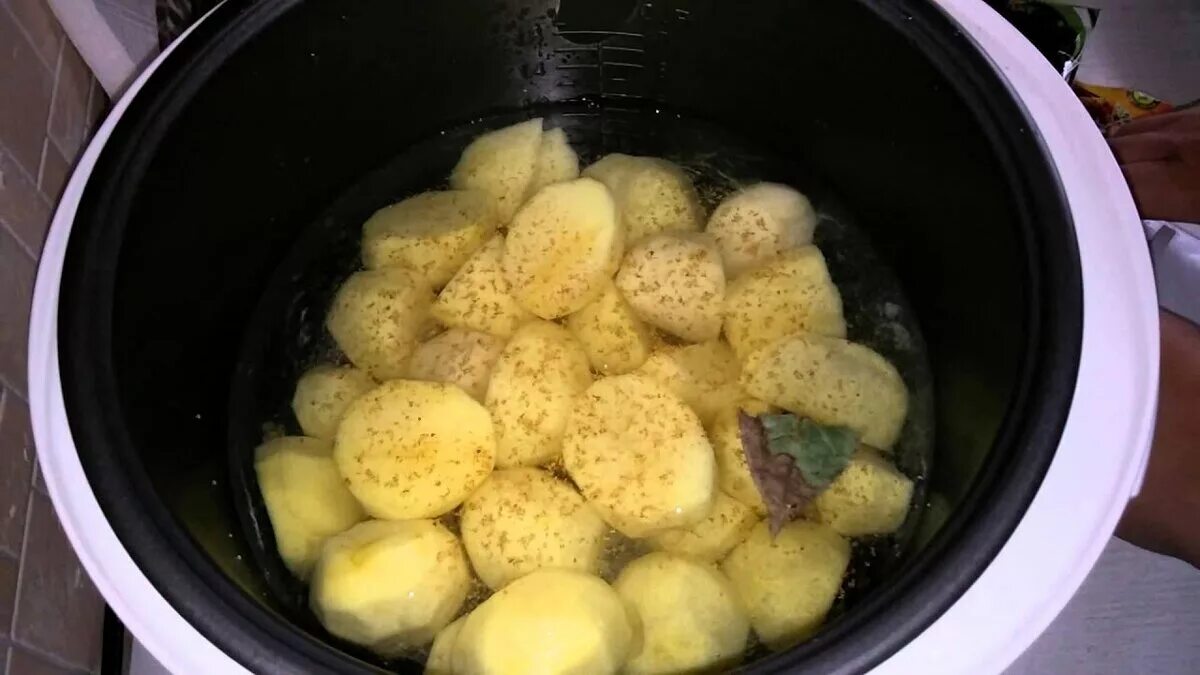 Сколько варить картошку очищенную после закипания. Картофель в мультиварке. Картошка пюре в мультиварке. Картофельное пюре в мультиварке редмонд. Варка картофеля в мультиварке.