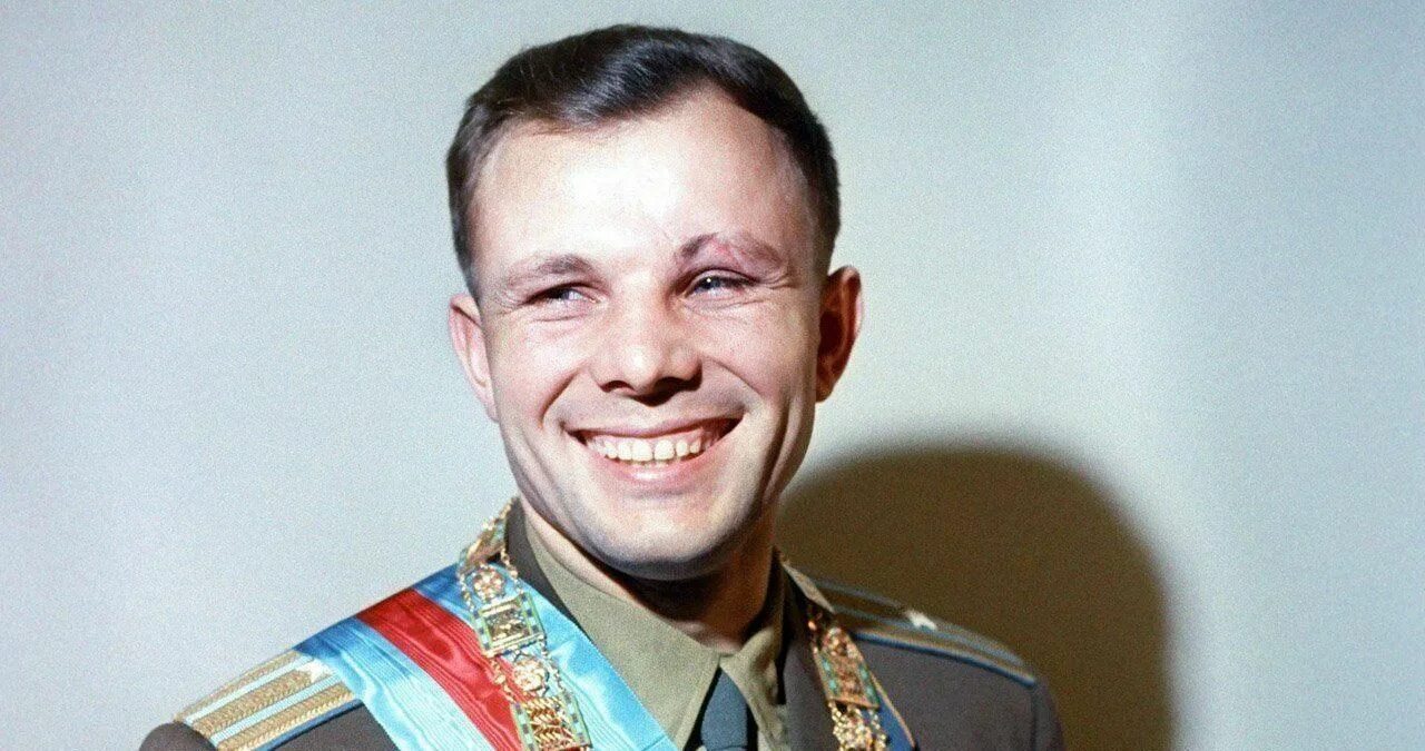 Фото гагарина с телефоном Юрий Гагарин: Советский союз, Исторические фотографии, Мужской портрет