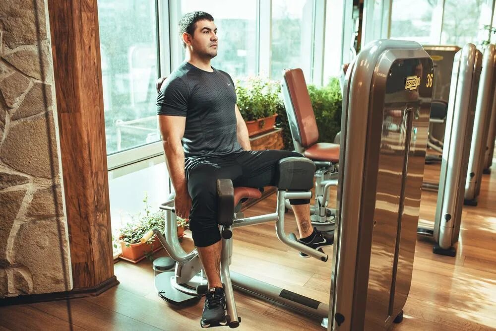 Парень в спортзале. Люди в спортзале. Парень в тренажерном зале. Парень в тренажерном зале. Спортсмен в зале.