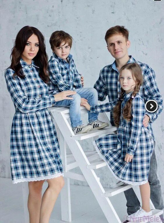 Парные рубашки для двоих в клетку. Одинаковые наряды для мамы и сына. Одежда для семьи в одном стиле. Рубашки семья. Фотосессия в рубашке и джинсах семейная.