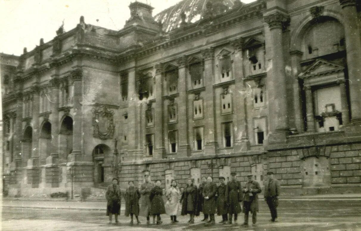 Над зданием рейхстага в берлине. Рейхстаг в берлине 1945. здание рейхстага в берлине в 1945. берлин 1943 рейхстаг. берлин рейхстаг 1945 внутри.