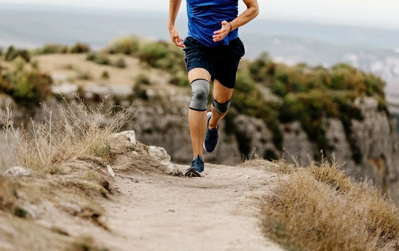 Бег в наколенниках. Кроссовки для марафона по асфальту. Ноги бегунов. Sports injuries. Ноги бегуна.