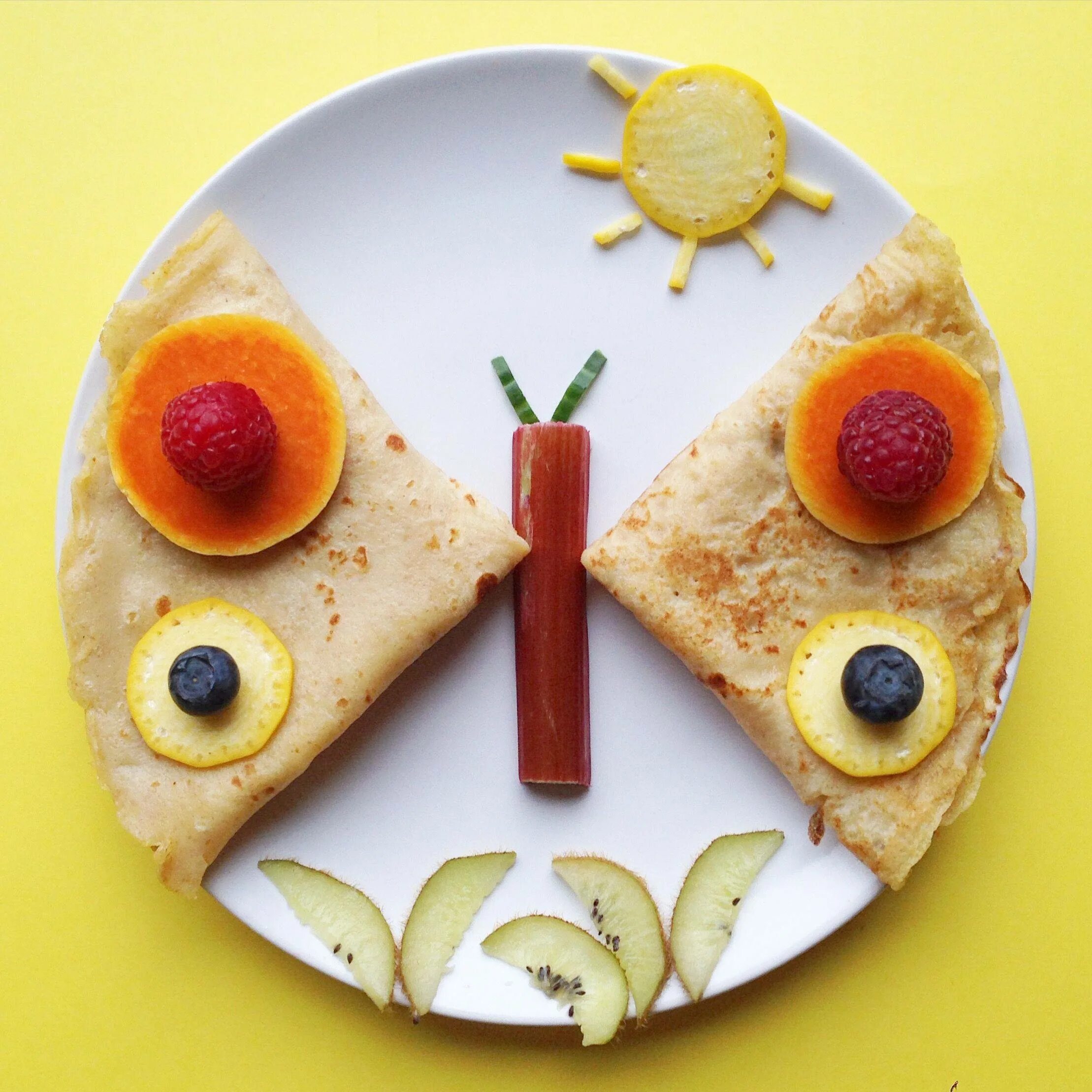 Оригинальный завтрак для детей. Украшение еды для детей. Креативный завтрак для детей. Интересные бутерброды для детей.