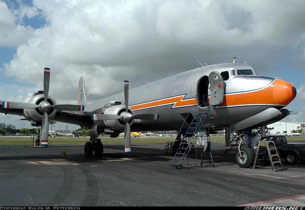 Dc 7.4. Douglas DC-6. Douglas DC-7b. Дуглас ДС 7. Дуглас самолёт 7.