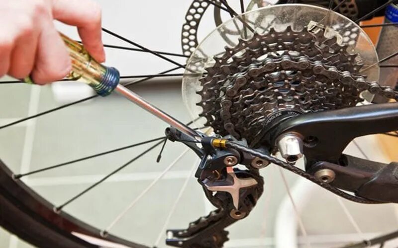 Как поставить цепь на велосипед со скоростями. Натяжитель цепи велосипеда стелс. Велосипед стелс натяжка цепи. Регулировочный болт натяжителя цепи велосипеда шимано. Цепь на скоростном Велике стелс.