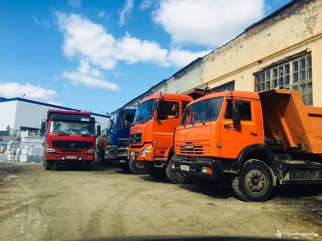 Автопарк самосвалов. Автопарк "самосвал". КАМАЗ строительный. КАМАЗ на стройке. Услуги КАМАЗА.