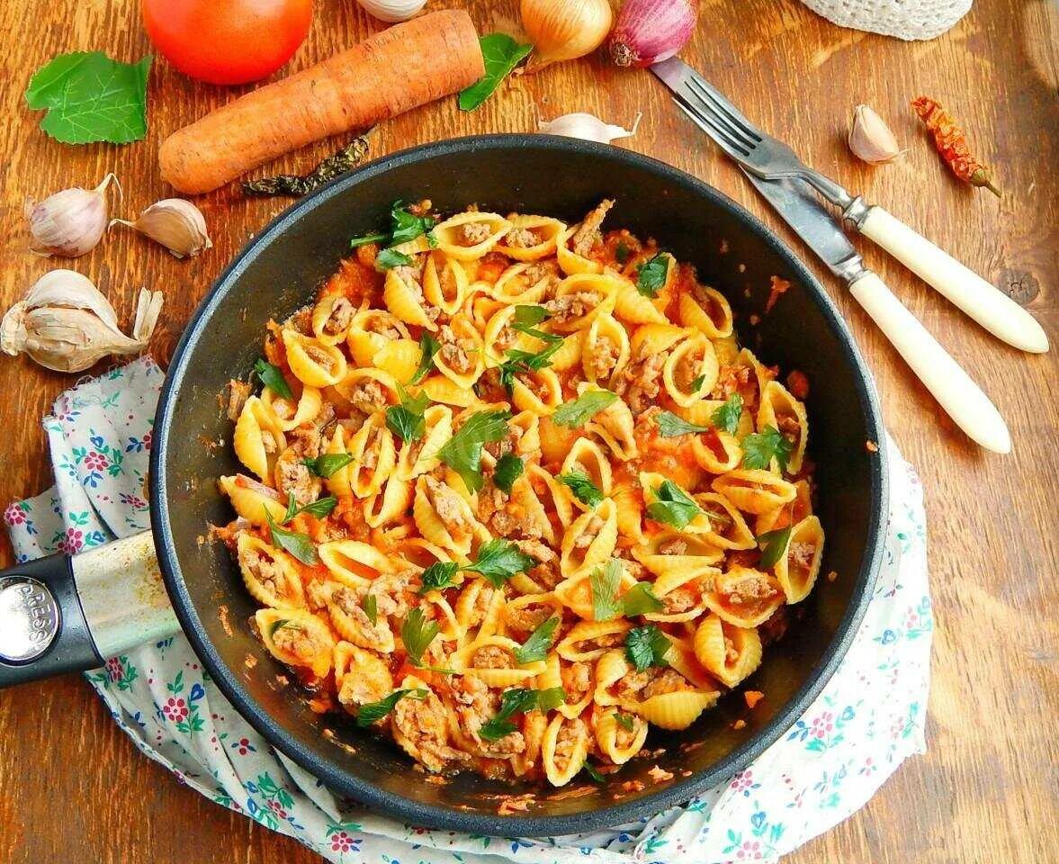 Блюда с макаронами. Вкусные блюда из макарон. Спагетти с овощами на сковороде. Что приготовить к макаронам.