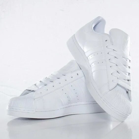 Adidas Superstar all White. Белые кроссовки адидас классика женские. Белые форсы адидас. Adidas Classics белые. Оригинал белый мужской кроссовки